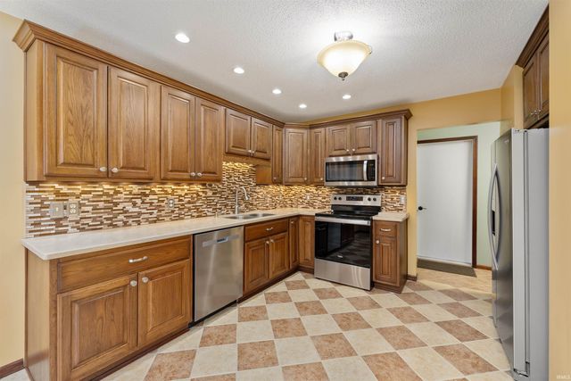 210 Knoll Ridge Boulevard, Kendallville, IN 46755