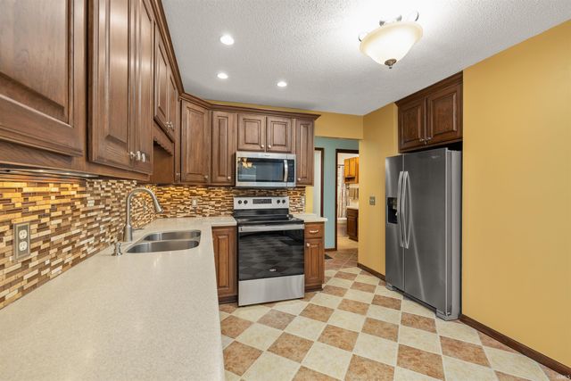 210 Knoll Ridge Boulevard, Kendallville, IN 46755