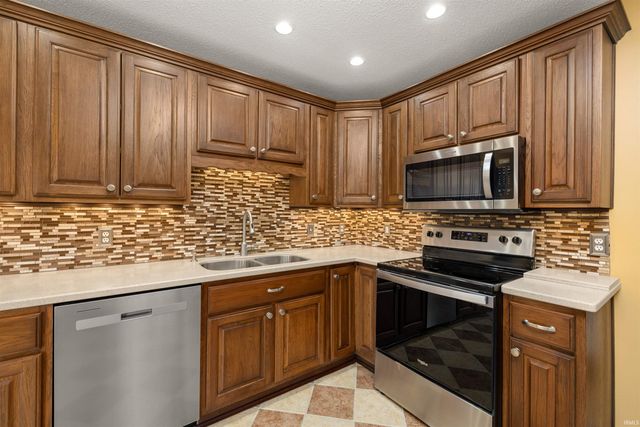 210 Knoll Ridge Boulevard, Kendallville, IN 46755