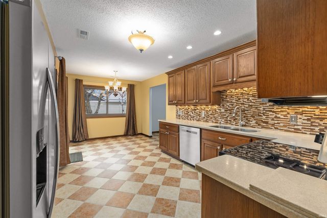 210 Knoll Ridge Boulevard, Kendallville, IN 46755