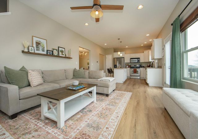 5568 Summerland Drive, Waterloo, IA 50701