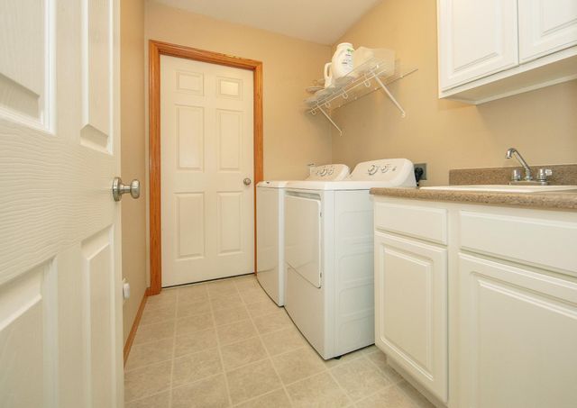 5568 Summerland Drive, Waterloo, IA 50701