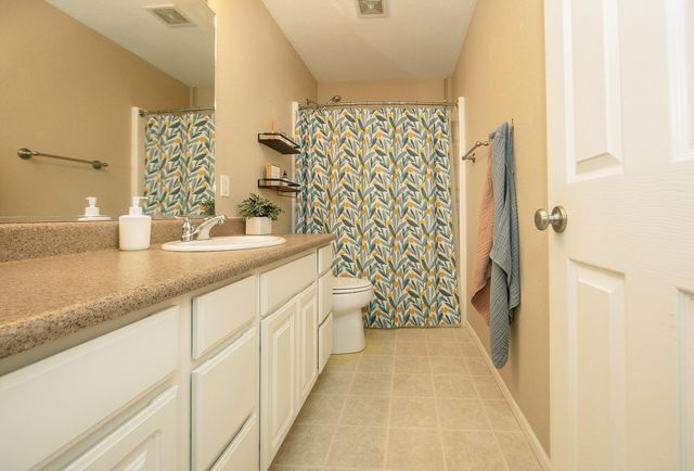 5568 Summerland Drive, Waterloo, IA 50701