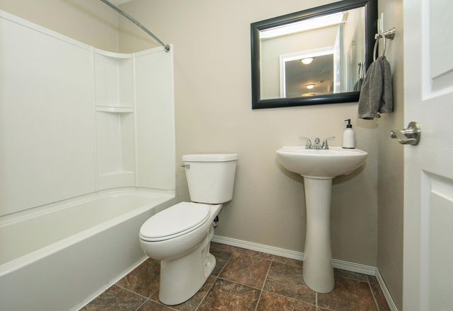 5568 Summerland Drive, Waterloo, IA 50701