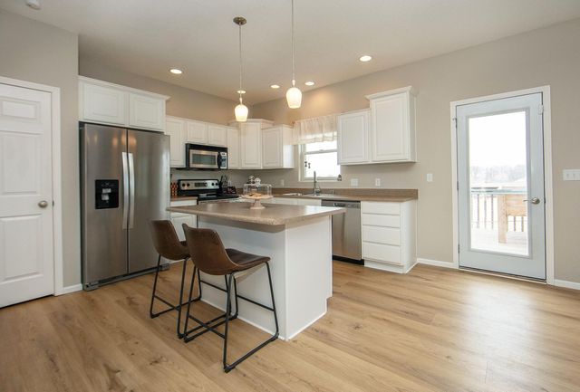 5568 Summerland Drive, Waterloo, IA 50701