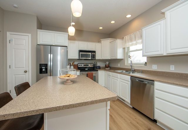 5568 Summerland Drive, Waterloo, IA 50701