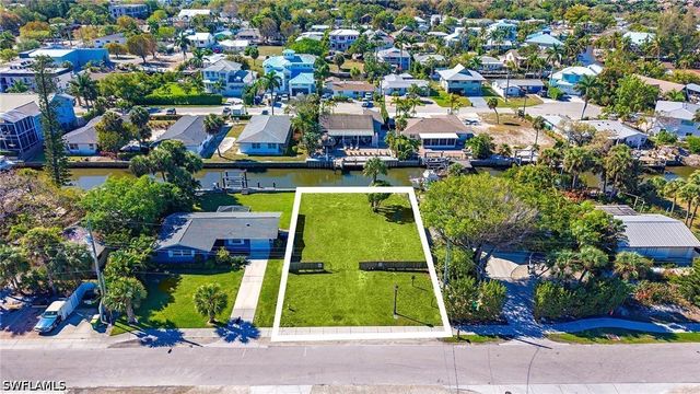 2754 Bayview DR, Naples, FL 34112
