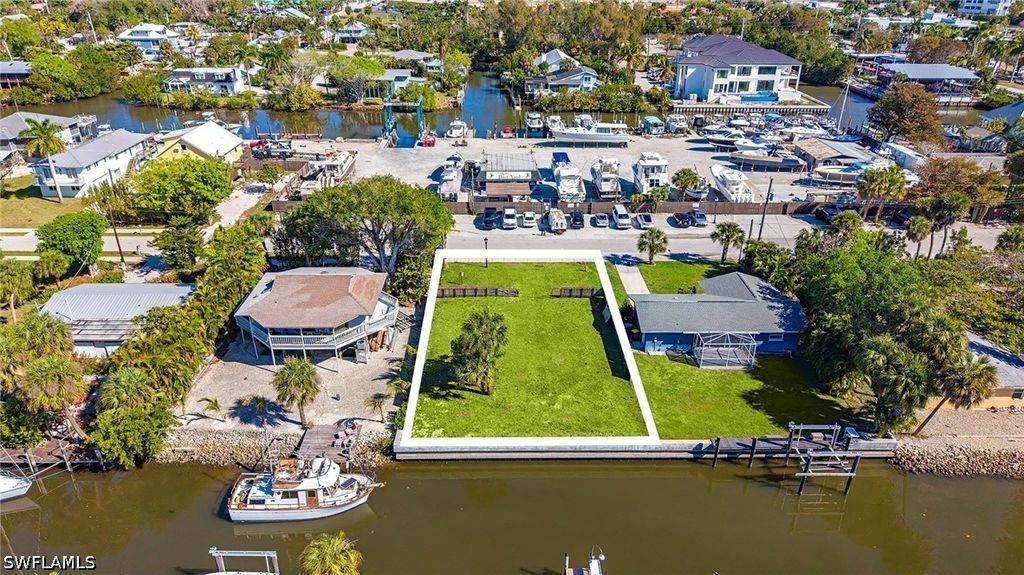2754 Bayview DR, Naples, FL 34112