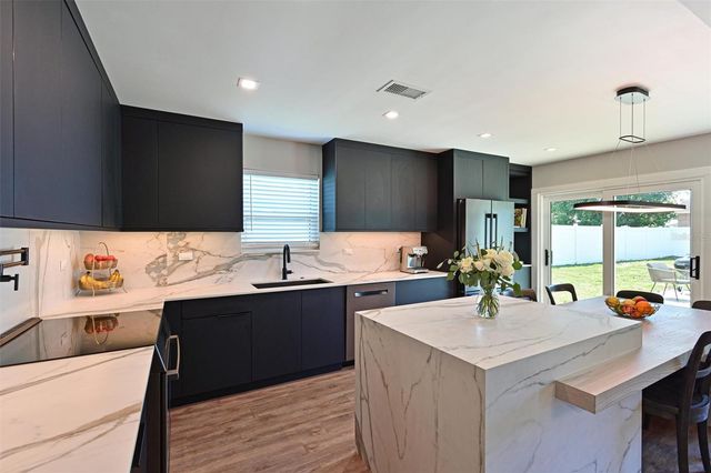 910 PLUM TREE LANE, Sarasota, FL 34243