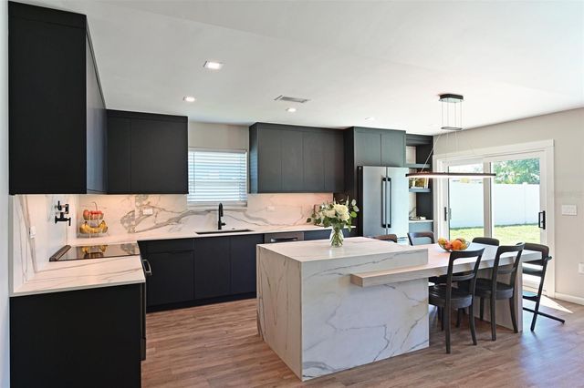 910 PLUM TREE LANE, Sarasota, FL 34243