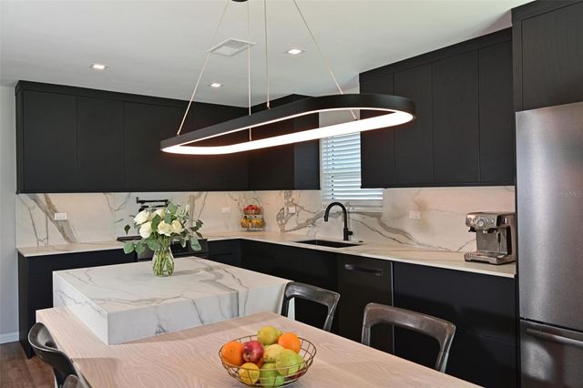 910 PLUM TREE LANE, Sarasota, FL 34243