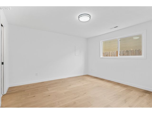 604 S VERMONT St, Portland, OR 97219