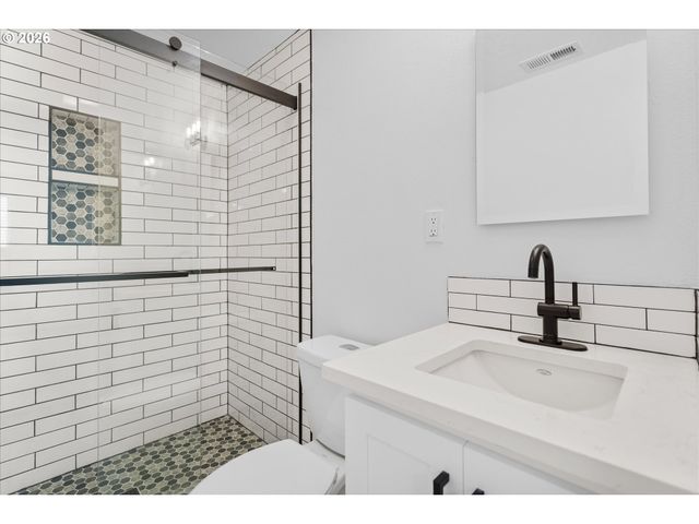 604 S VERMONT St, Portland, OR 97219