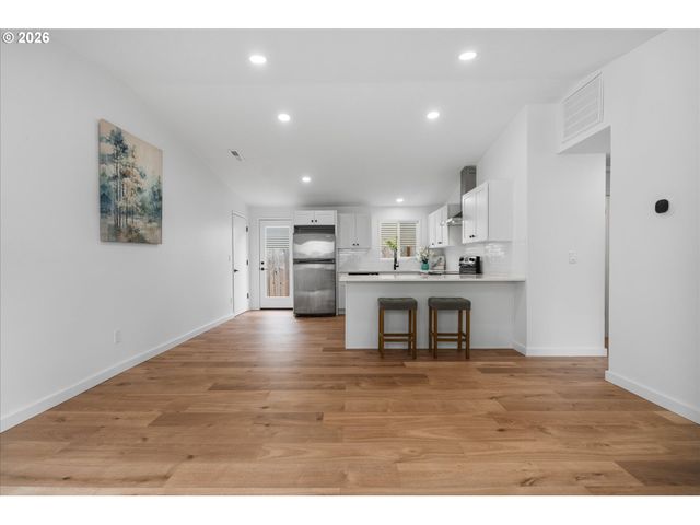 604 S VERMONT St, Portland, OR 97219