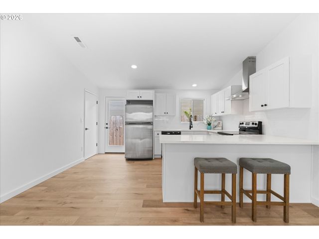 604 S VERMONT St, Portland, OR 97219