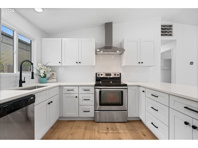 604 S VERMONT St, Portland, OR 97219