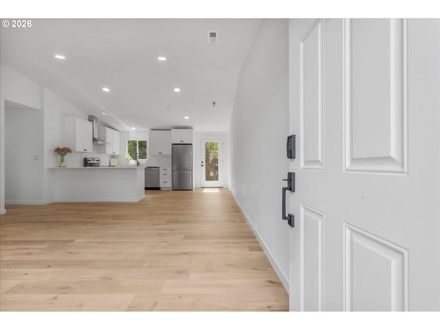 604 S VERMONT St, Portland, OR 97219