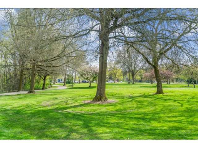 604 S VERMONT St, Portland, OR 97219