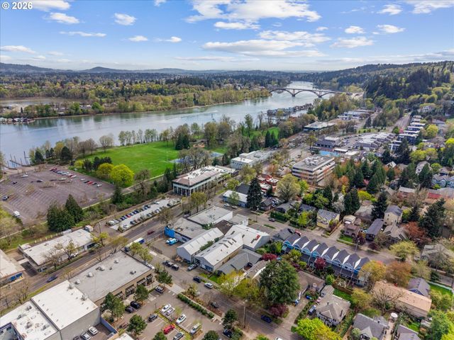 604 S VERMONT St, Portland, OR 97219