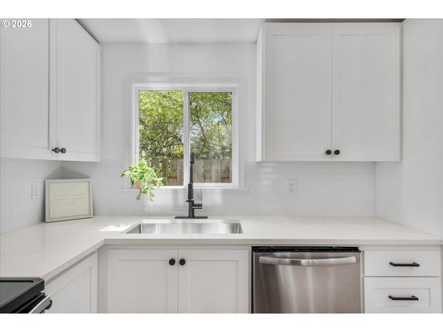 604 S VERMONT St, Portland, OR 97219