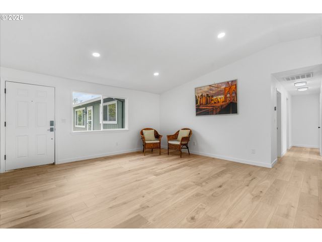 604 S VERMONT St, Portland, OR 97219