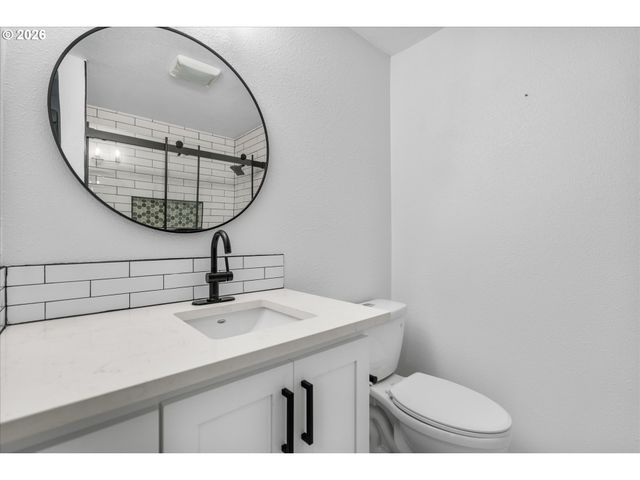 604 S VERMONT St, Portland, OR 97219