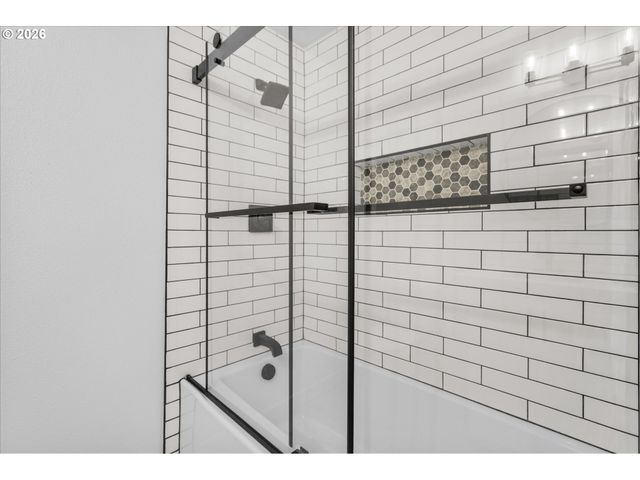 604 S VERMONT St, Portland, OR 97219