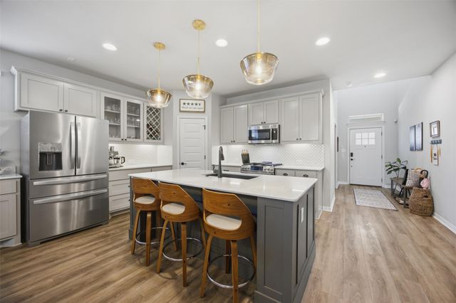 152 Rosling DR, Buda, TX 78610