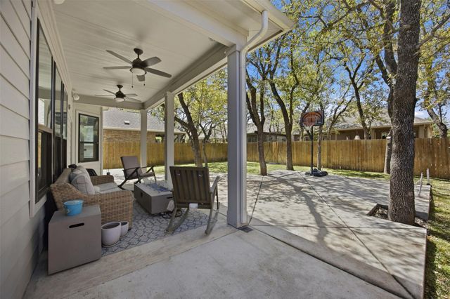 152 Rosling DR, Buda, TX 78610