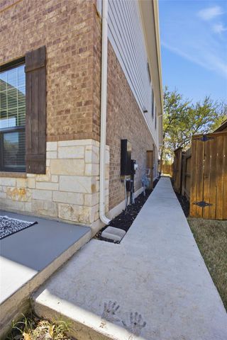 152 Rosling DR, Buda, TX 78610