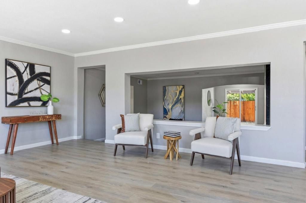 Image 10 of property listing at 2383 Menalto Avenue, East Palo Alto, CA 94303