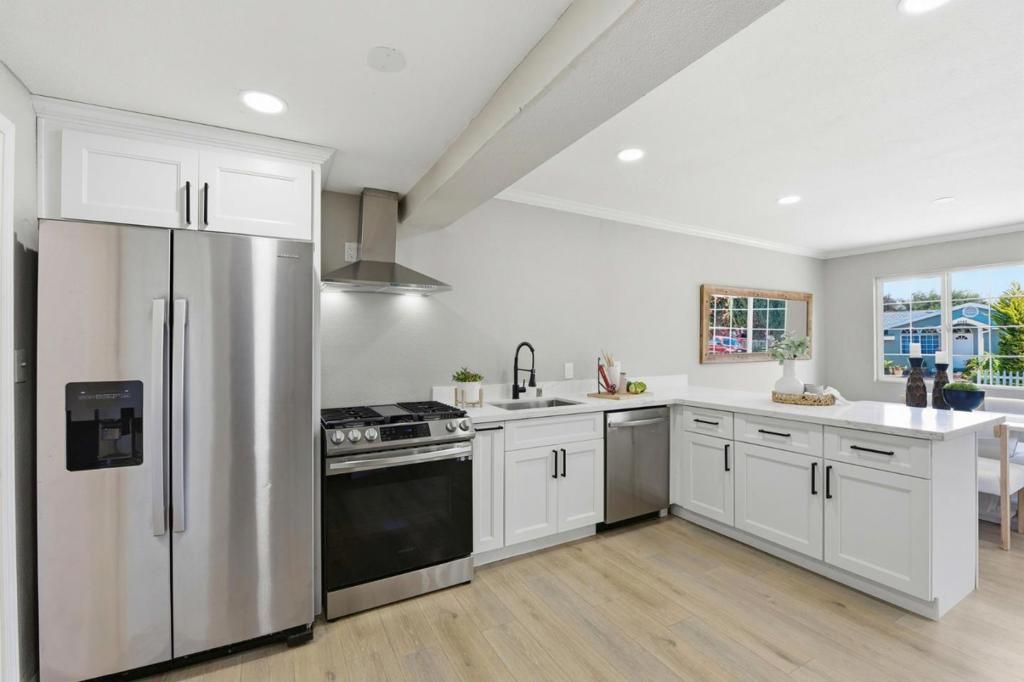 Image 13 of property listing at 2383 Menalto Avenue, East Palo Alto, CA 94303