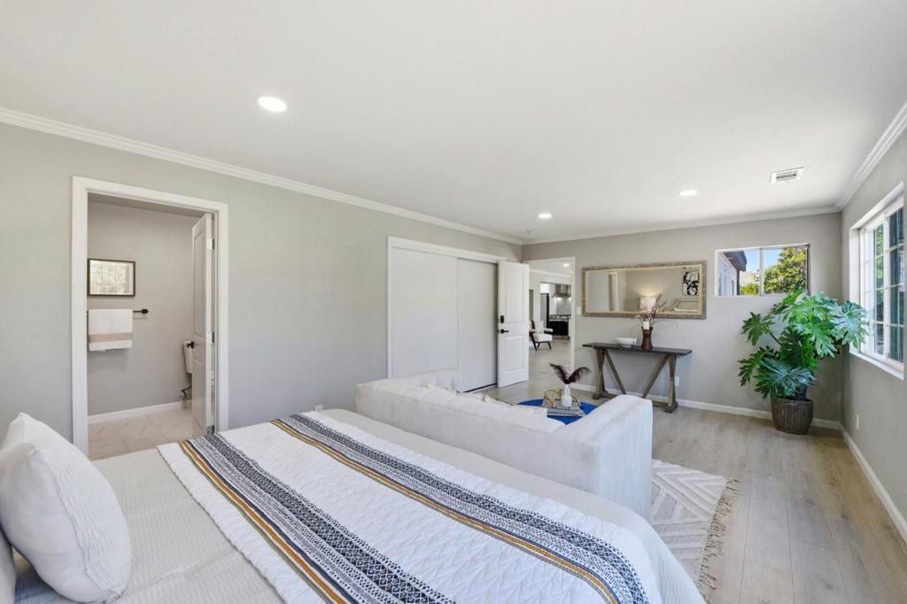 Image 17 of property listing at 2383 Menalto Avenue, East Palo Alto, CA 94303