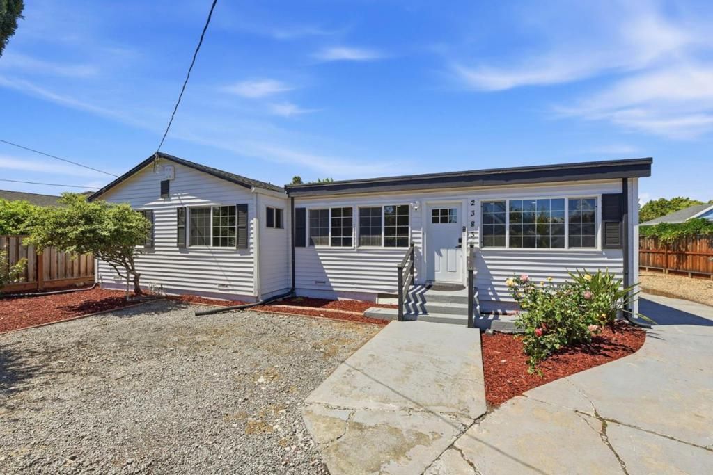 Image 2 of property listing at 2383 Menalto Avenue, East Palo Alto, CA 94303