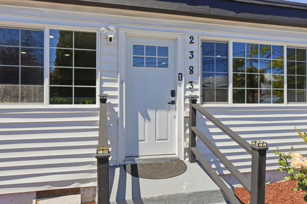 Image 5 of property listing at 2383 Menalto Avenue, East Palo Alto, CA 94303