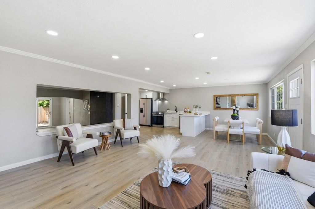 Image 7 of property listing at 2383 Menalto Avenue, East Palo Alto, CA 94303