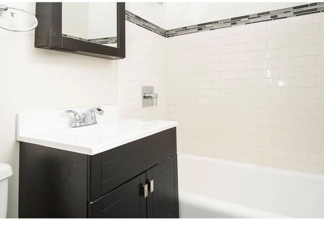 3345 N Marshfield Avenue 202, Chicago, IL 60657