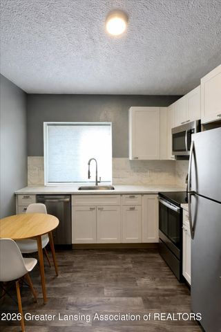 600 E Cavanaugh Road, Lansing, MI 48910