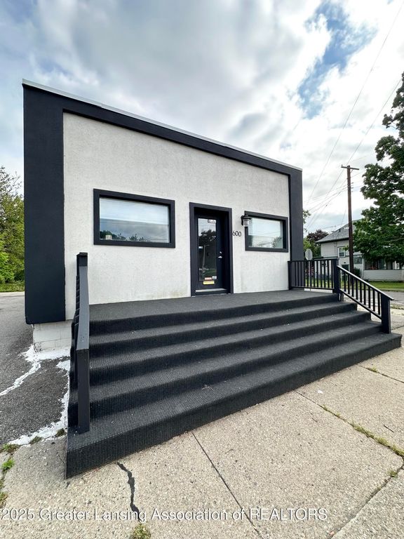 600 E Cavanaugh Road, Lansing, MI 48910