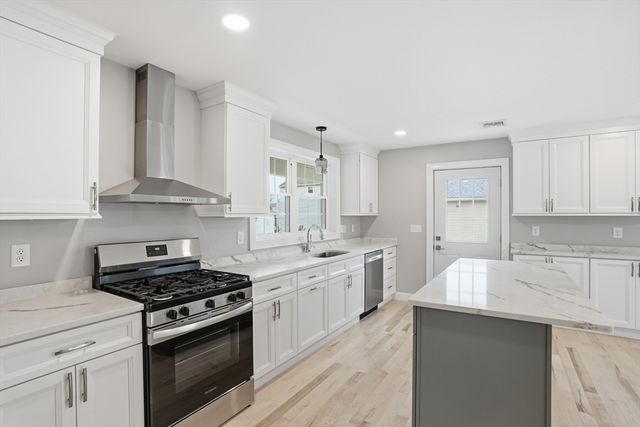 60 Bloor, Warwick, RI 02889