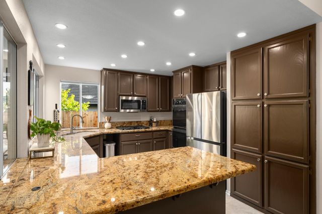 2930 Violet Dr, West Sacramento, CA 95691