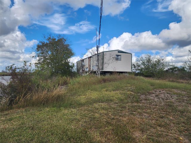 3007 Cr-807a, Angleton, TX 77515