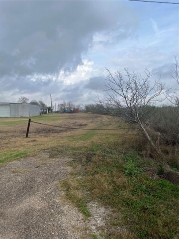 3007 Cr-807a, Angleton, TX 77515
