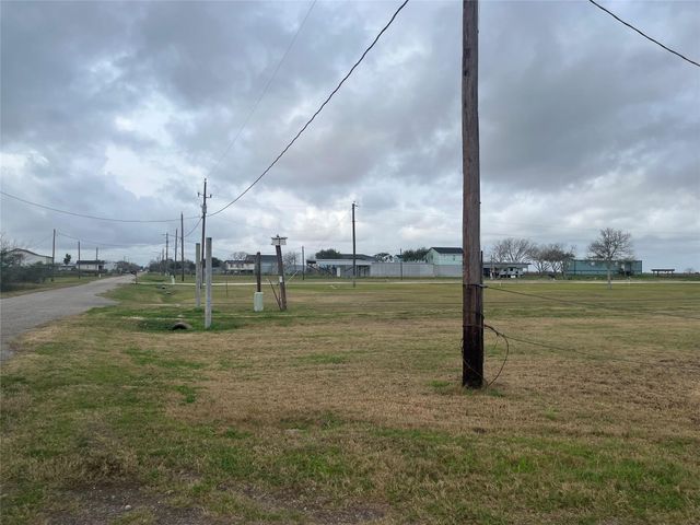 3007 Cr-807a, Angleton, TX 77515