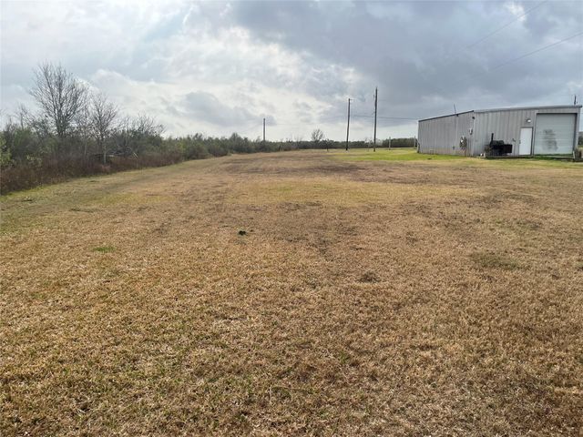 3007 Cr-807a, Angleton, TX 77515
