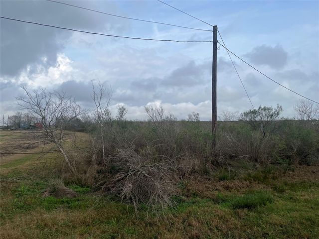 3007 Cr-807a, Angleton, TX 77515