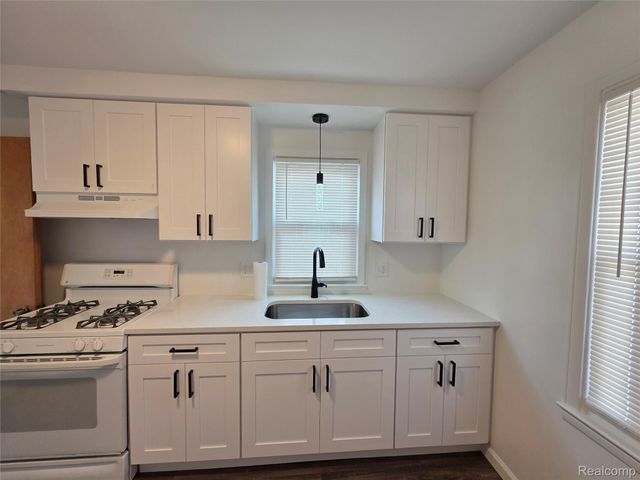 28040 Rosemont Street, Roseville, MI 48066