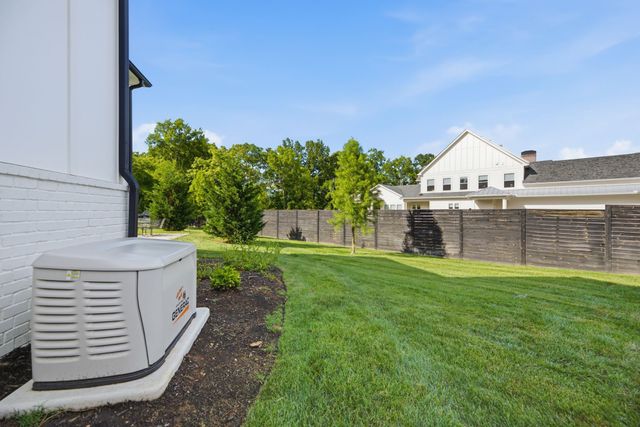 848 W Hillwood Dr, Nashville, TN 37205