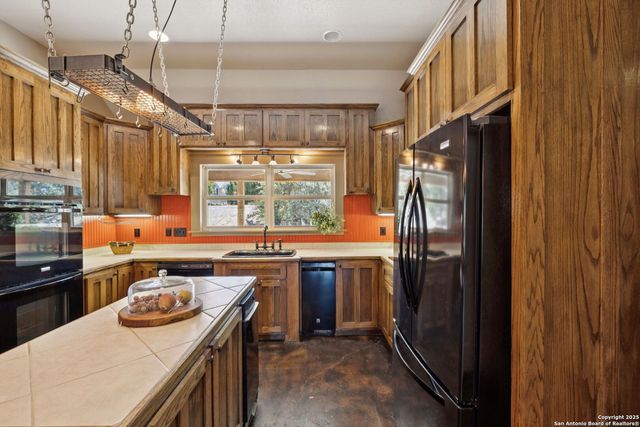 1331 Hilltop Rdg, New Braunfels, TX 78132