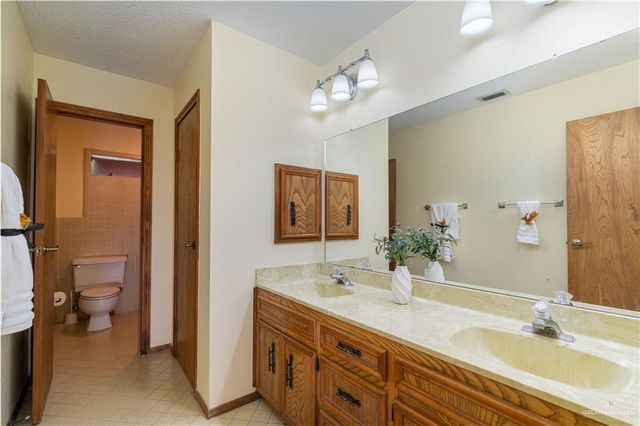 1100 Xanthisma Avenue, Mcallen, TX 78504